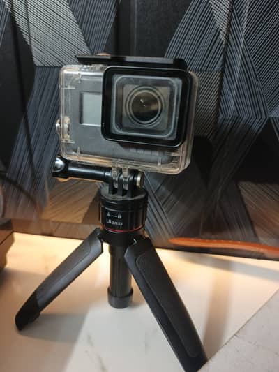 GoPro Hero 5 with original battery ( 2 extra batteries)