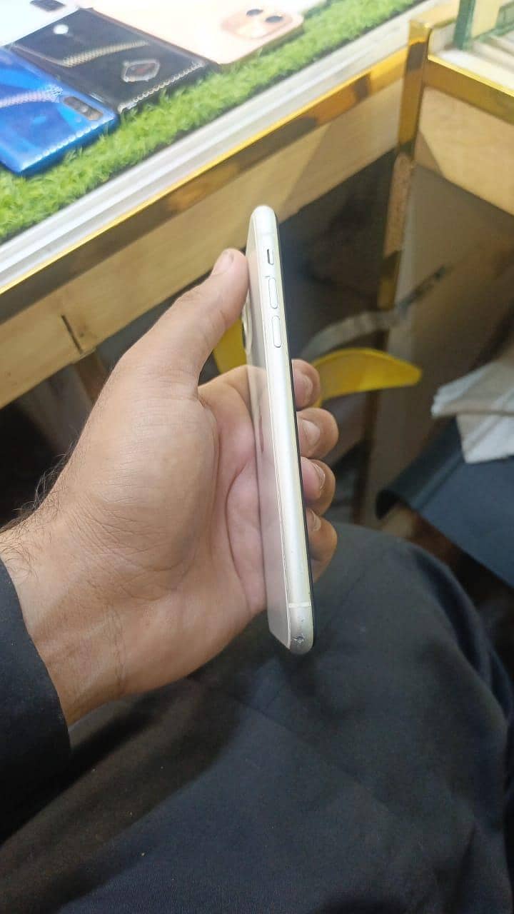 Apple iPhone 11 0