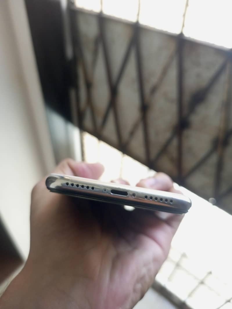 Apple iPhone X 4