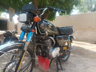 ایک ہاتھ موٹرسائیکل چلی ہوئی ہے صاف ستھری پٹرول ایوریج بھی بہت اچھی ہے