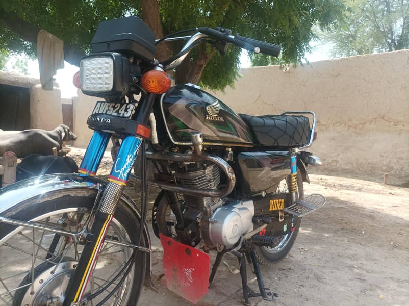 ایک ہاتھ موٹرسائیکل چلی ہوئی ہے صاف ستھری پٹرول ایوریج بھی بہت اچھی ہے 0
