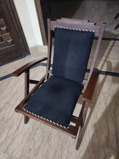 sheeshum wood quantity 4 chairs urgent sale