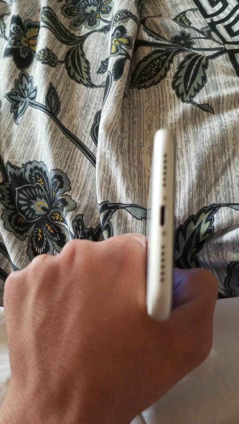 Apple iPhone 11 7