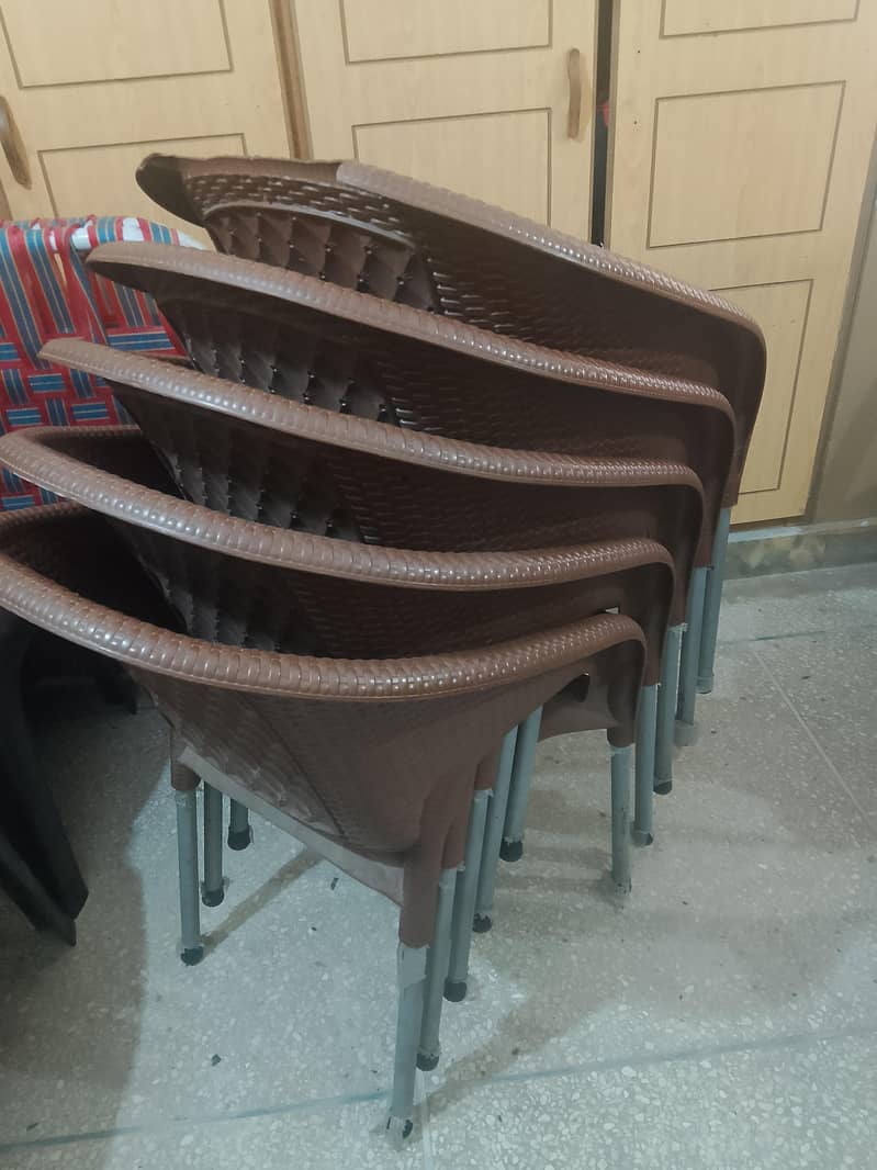 plastic chairs 0