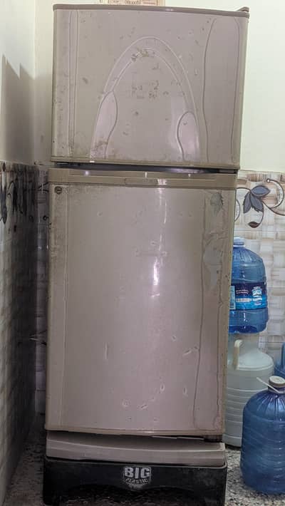 Dawlance fridge medium size