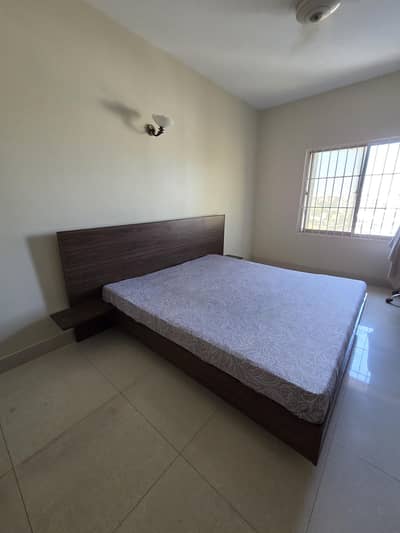 King bed with side slabs