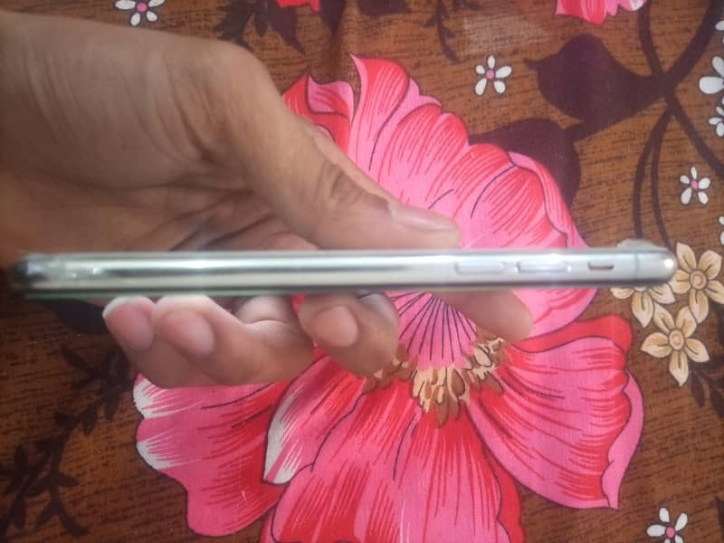Apple iPhone X 4