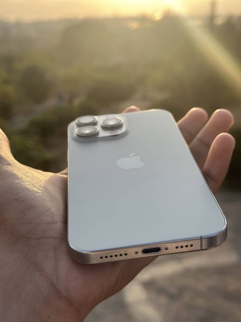 iPhone 16 pro max 4