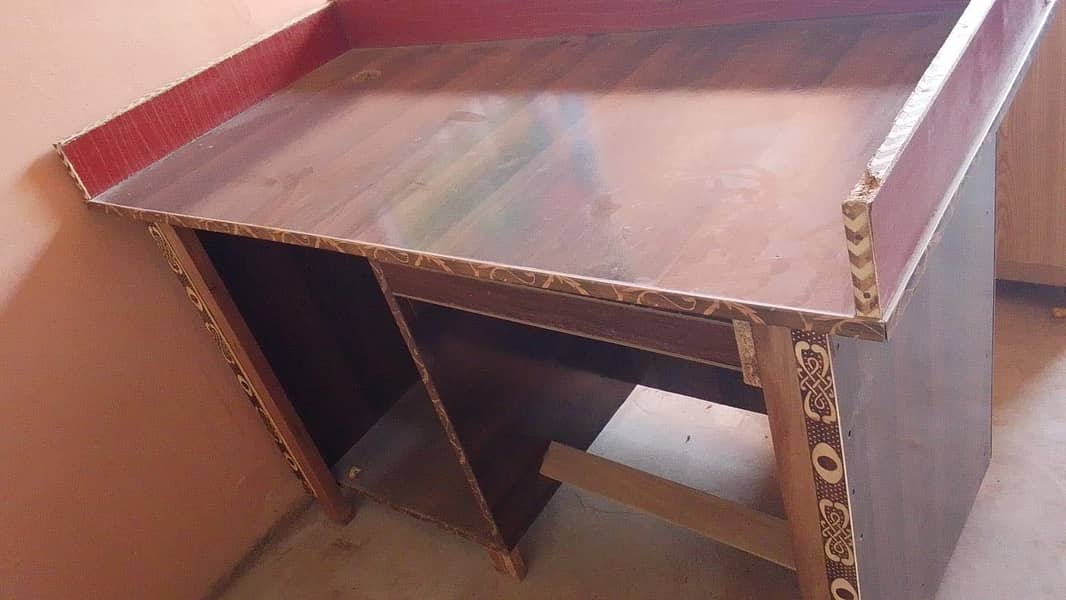 Computer table 1
