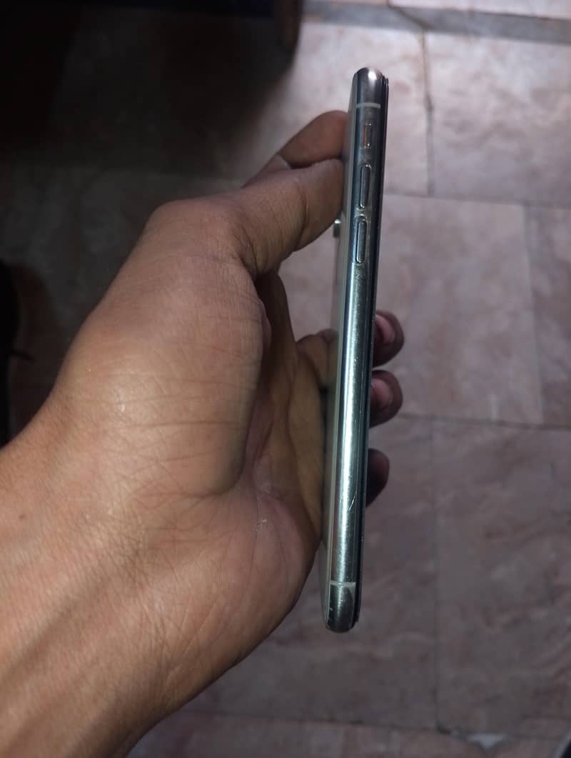 Apple iPhone X 4