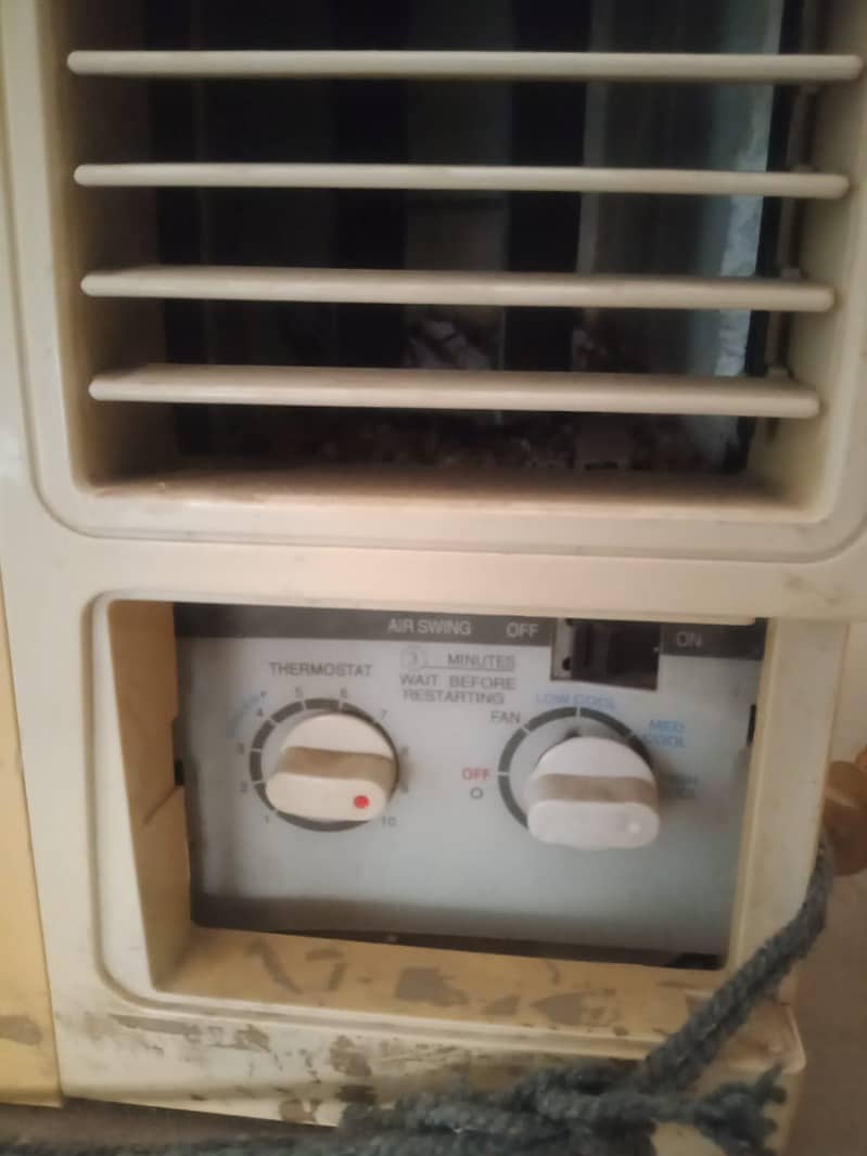 window AC 4