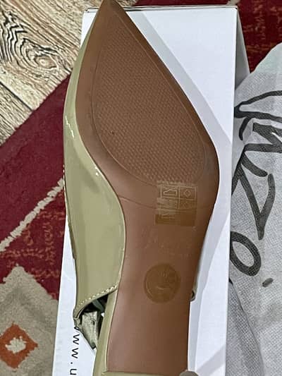 Olive color size 40 almost new unze london Sandal
