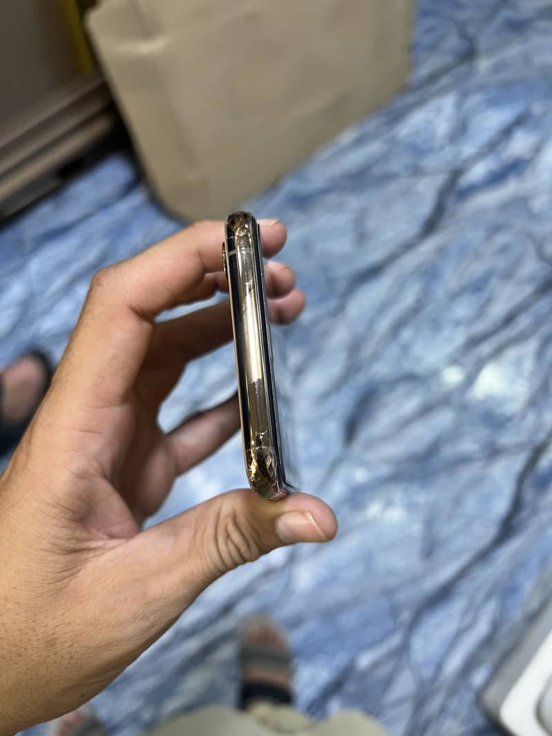 Apple iPhone XS 4