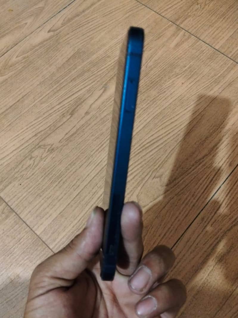 Apple iPhone 12 4