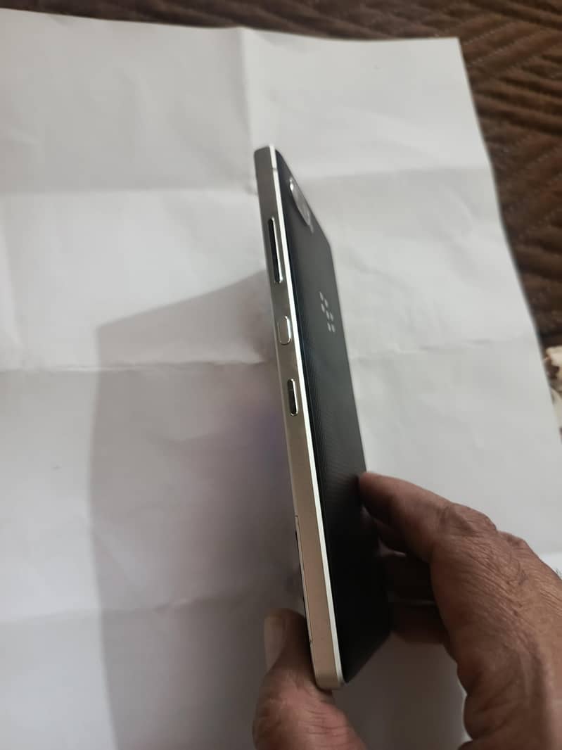 BlackBerry KEY2 5