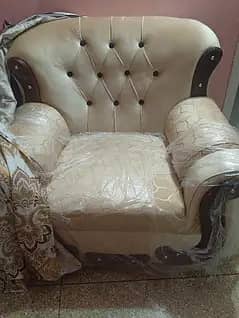 Sofa seat 5 seater,  bea10 condition, luxury and big  size sofay hain.