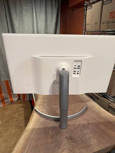 LG  32" 4K UHD Monitor HDR600 USB-C – Excellent Condition