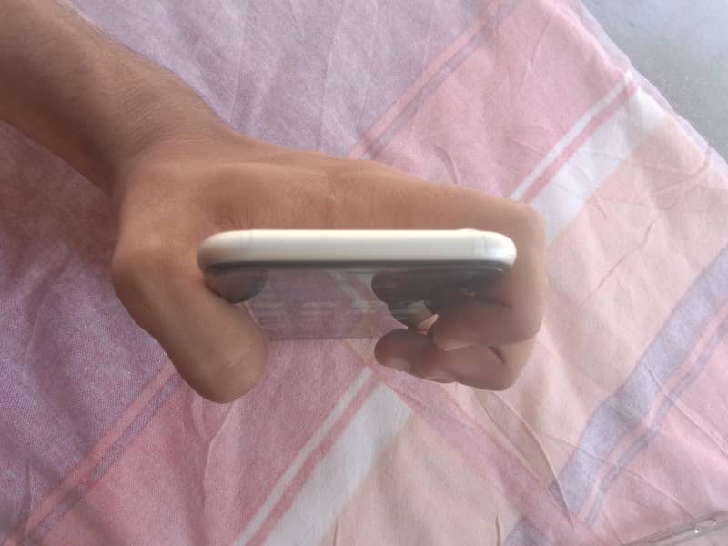 Apple iPhone 11 4
