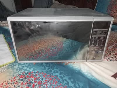 Grill microwave oven with easy clean