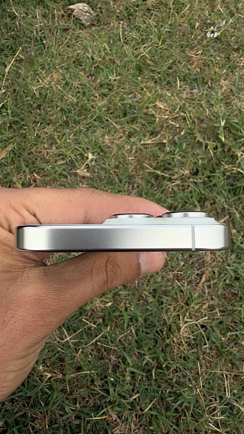 Apple iPhone 16 Pro 1
