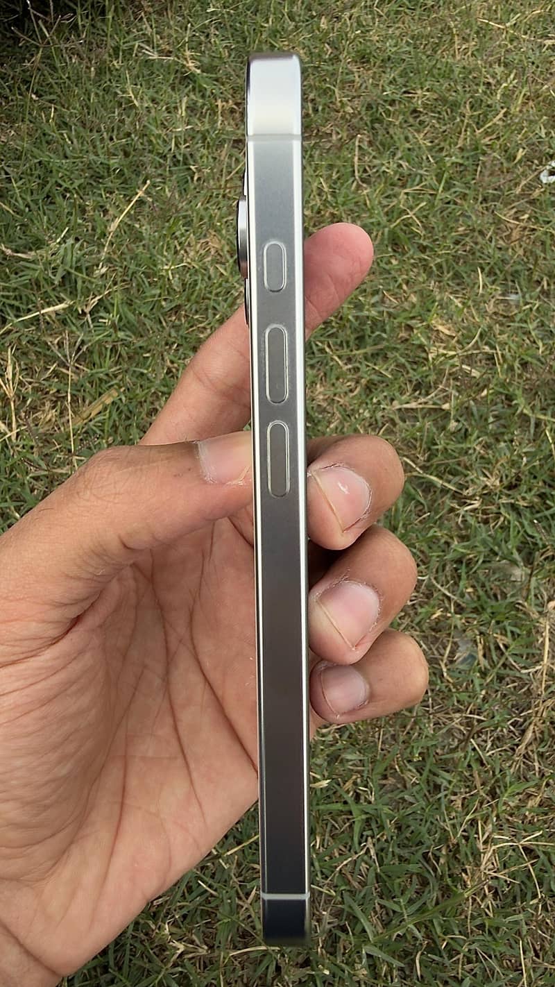 Apple iPhone 16 Pro 2