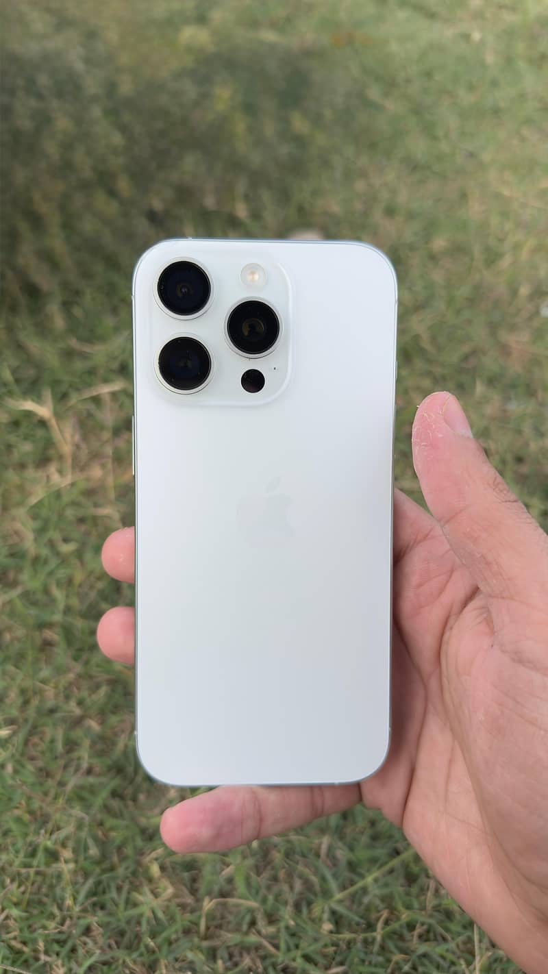 Apple iPhone 16 Pro 3