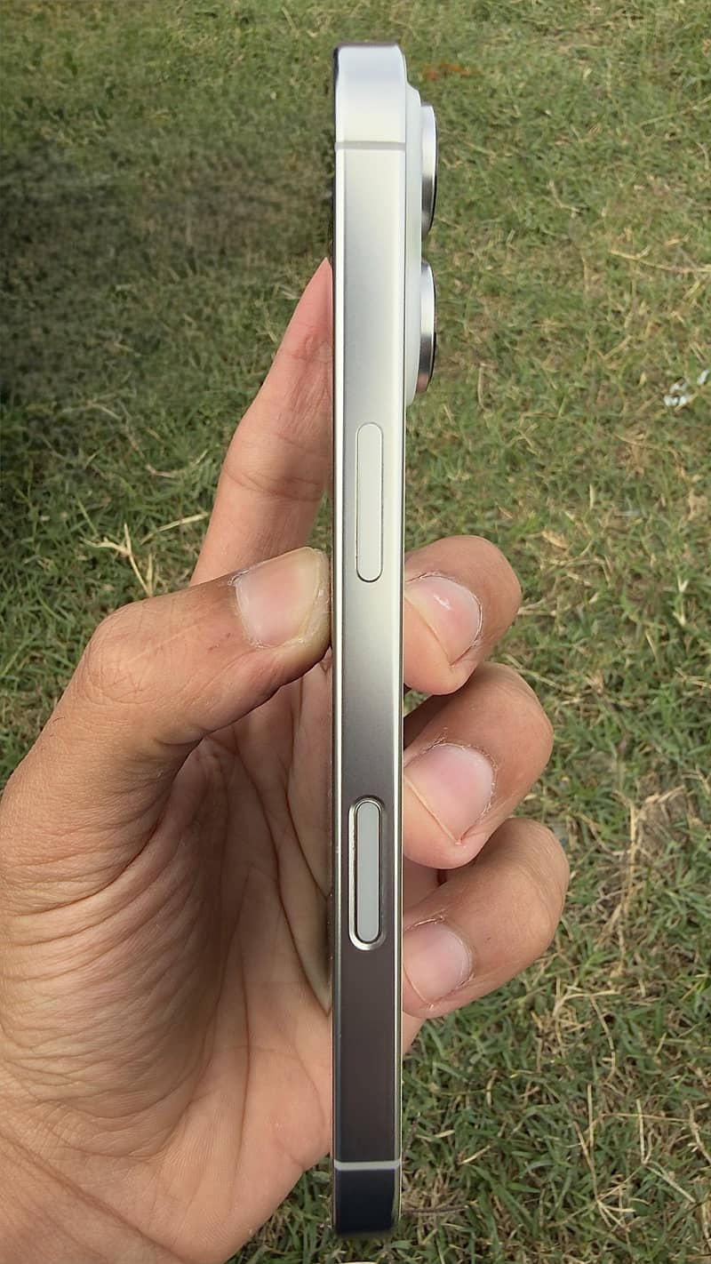 Apple iPhone 16 Pro 4