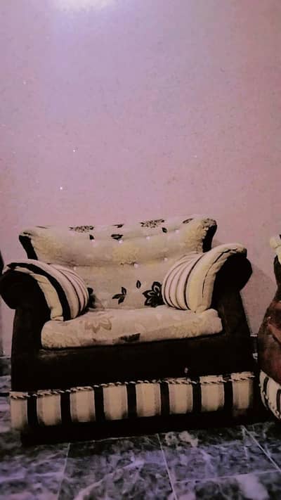 3 pc sofa set achi condition me hy
