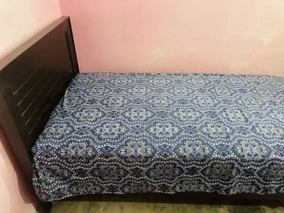 Solid Wooden Single/Semi-Double Bed in Excellent Condition