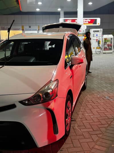 Toyota Prius Alpha 2015