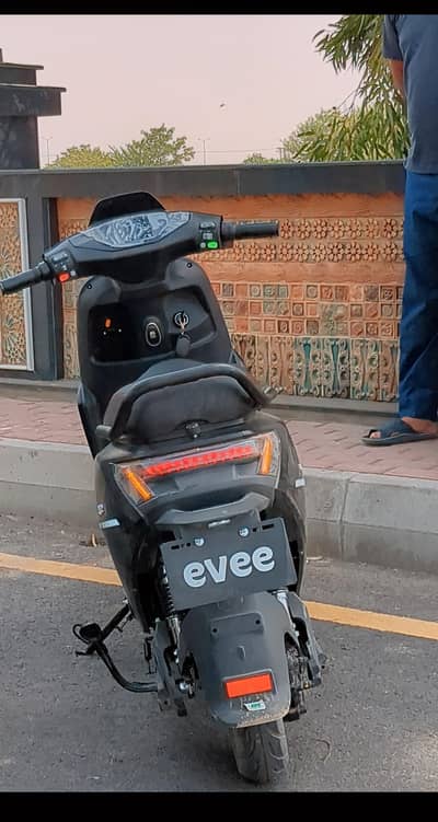 Evee s1
