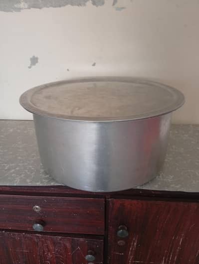 large Aluminium Deg with lid _ Good condition