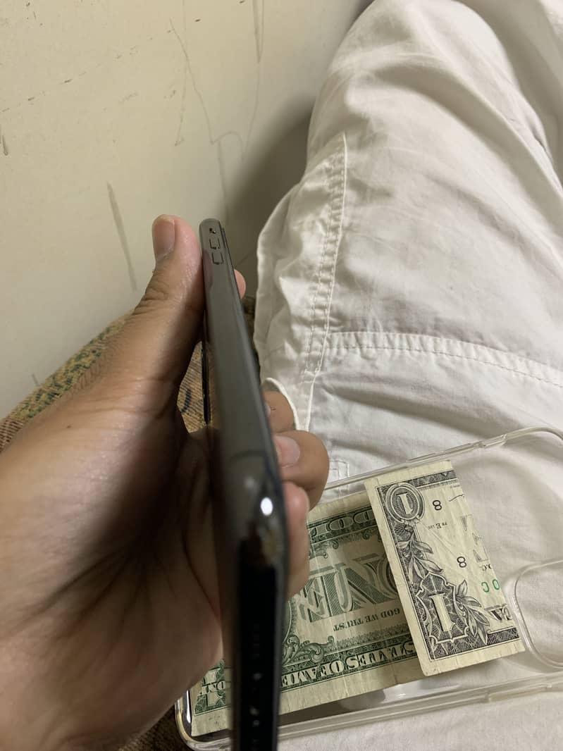 Apple iPhone 11 Pro Max 9