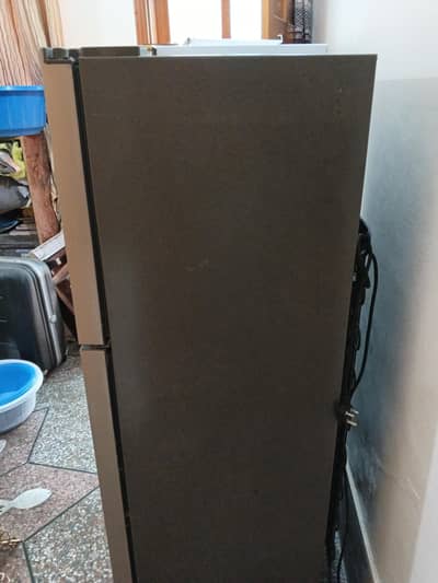 I am saling my excellent refrigerator.