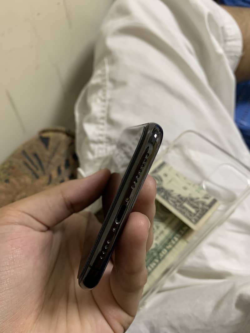 Apple iPhone 11 Pro Max 4