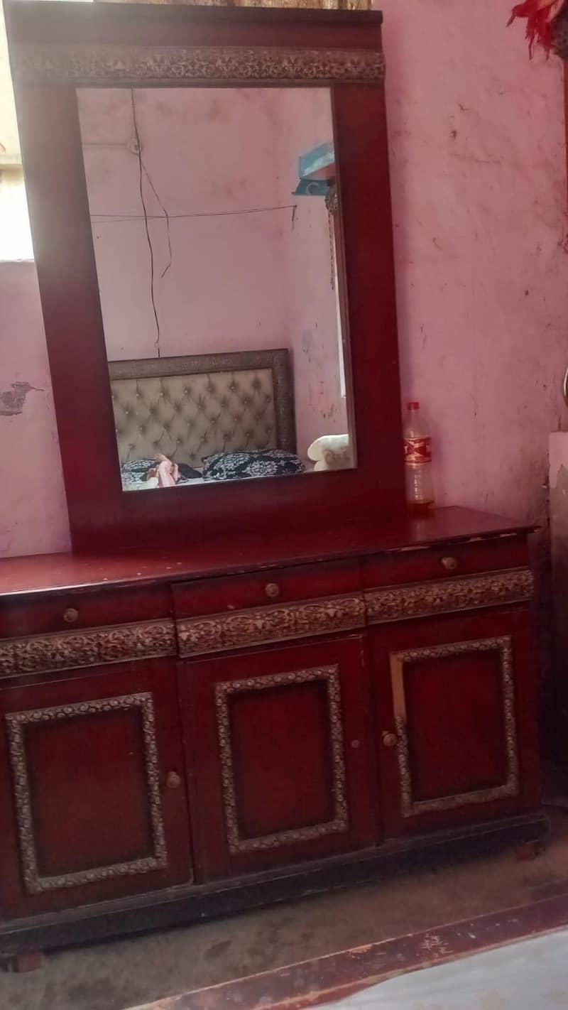 dressing table and showcase 0