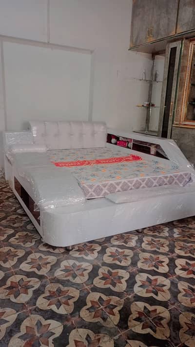 English style  bed beautiful Charger shoe bhi lga hy 03415602364