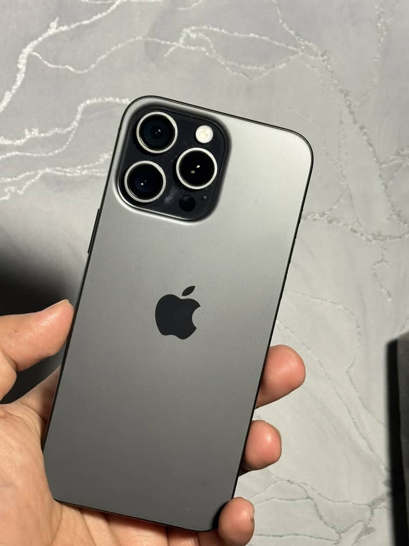 Apple iPhone 15 Pro Max 4