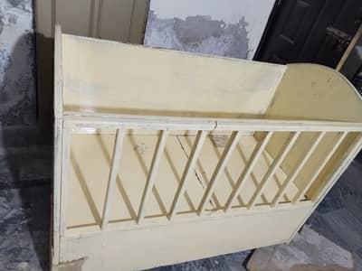 baby cot,cream color best condition