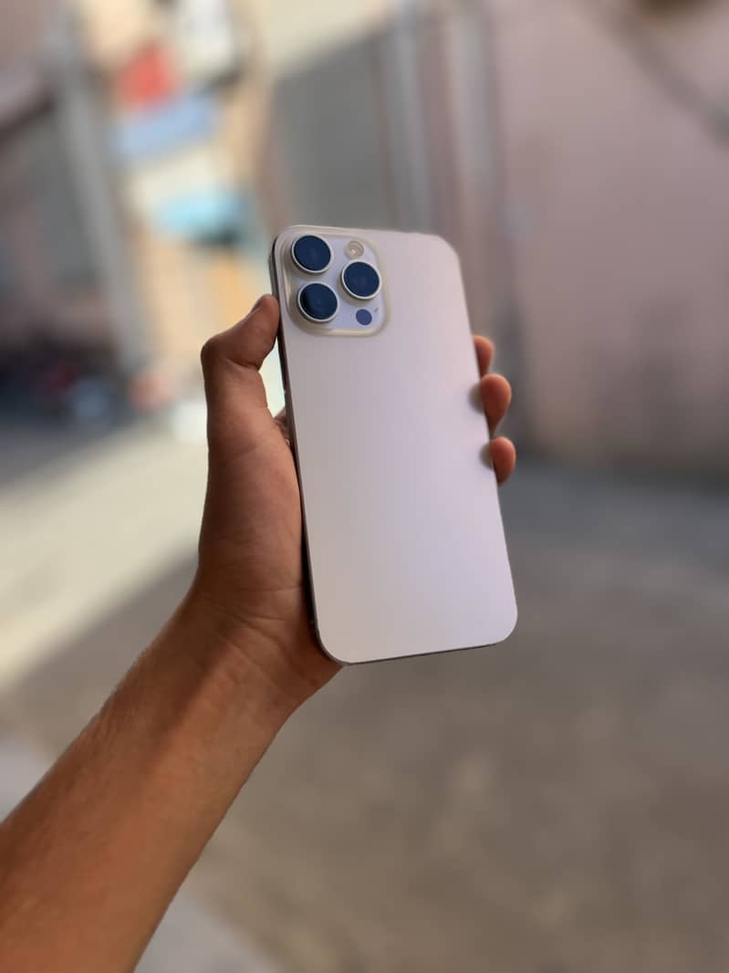 Apple iPhone 16 Pro Max 2