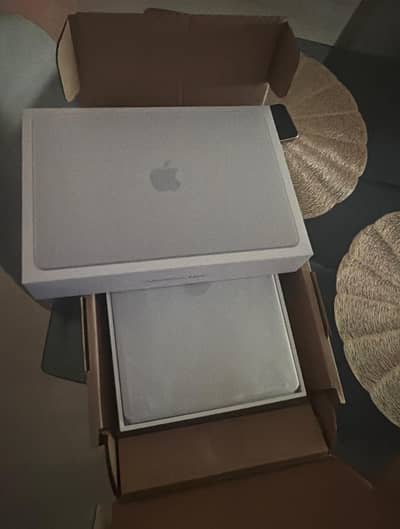 MacBook Neo 8/512 box packed non active silver color