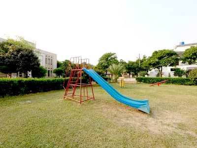 1 KANAL FACING PARK RESIDENTIAL PLOT FOR SALE IN BLOCK C