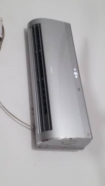 Gree Air conditioner 1-ton for sale. .