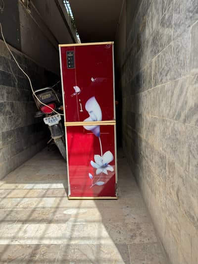 Dispenser with fridge