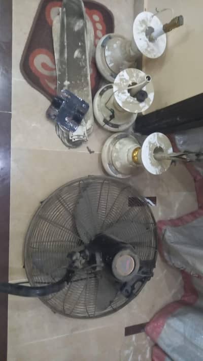 3 ceiling fans & 1 wall bracket fan