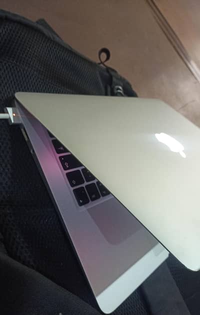 Apple MacBook Air 13-inch (Mid 2013) – Core i5 / 4GB / 128GB SSD