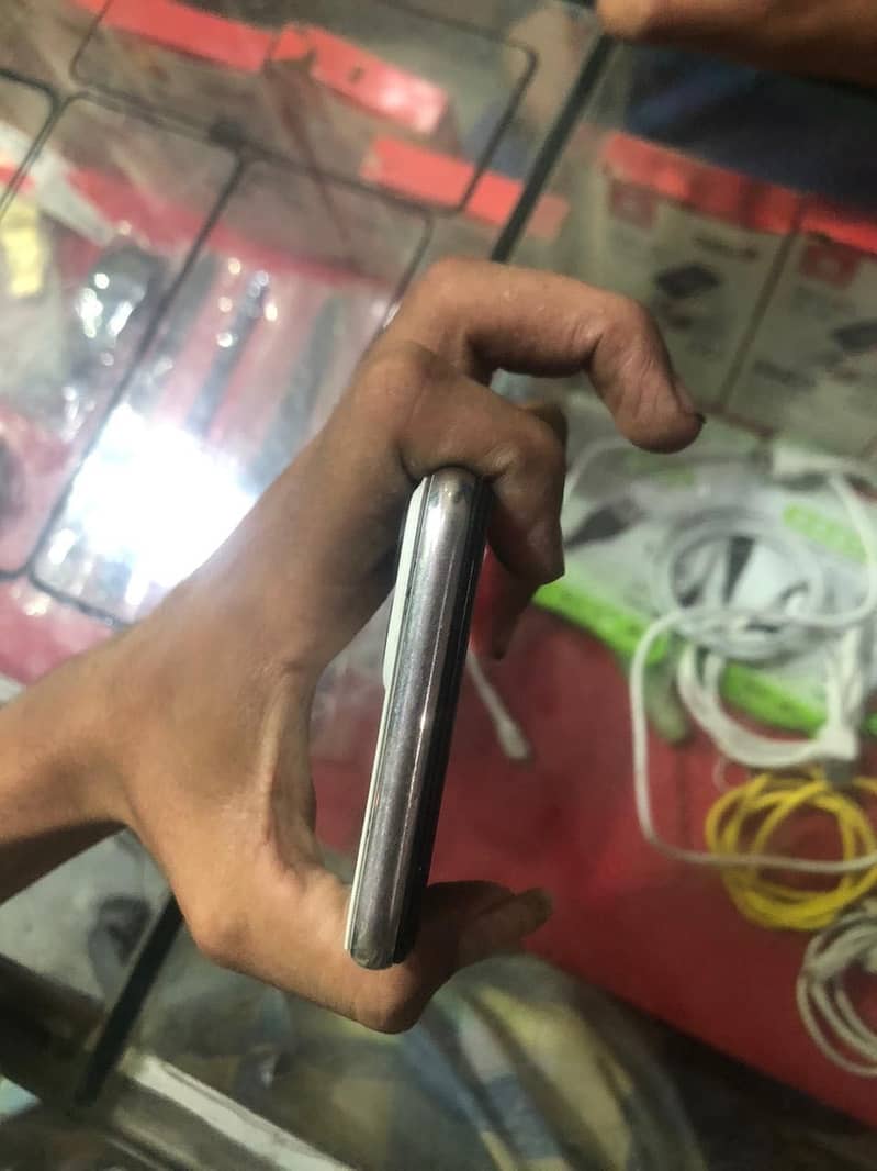 Apple iPhone X 4
