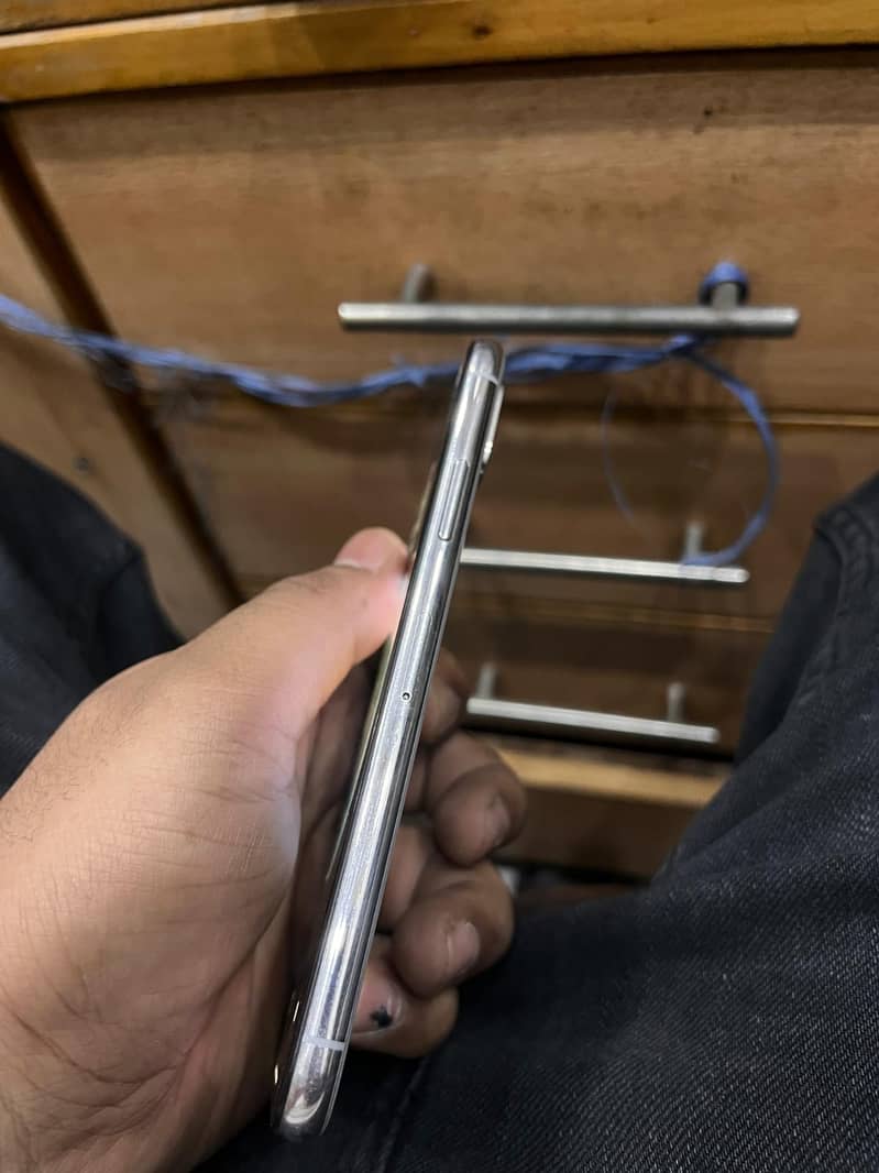 Apple iPhone X 4