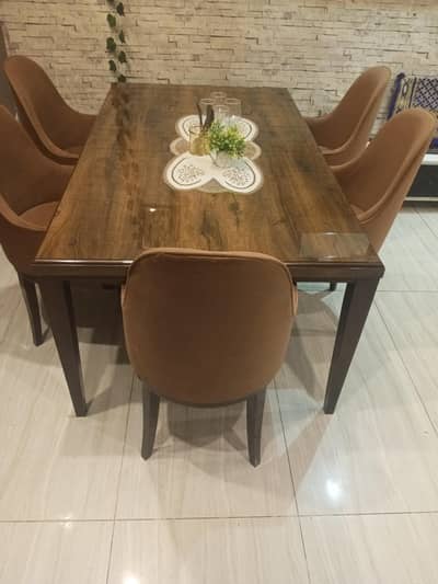 dinnig tabel with 5 chair