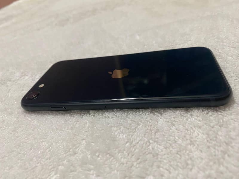 I phone SE3 Non PTA (MDM) with fast charger 8